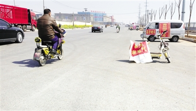 二手车老板车停路边揽生意 市民:存安全隐患_